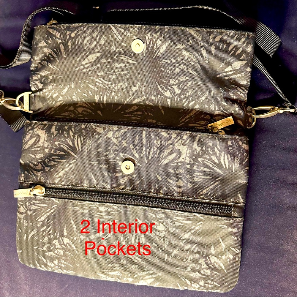 Baggallini Flip Zip Crossbody Bag, Black & Gray, Excellent Condition - Picture 7 of 10